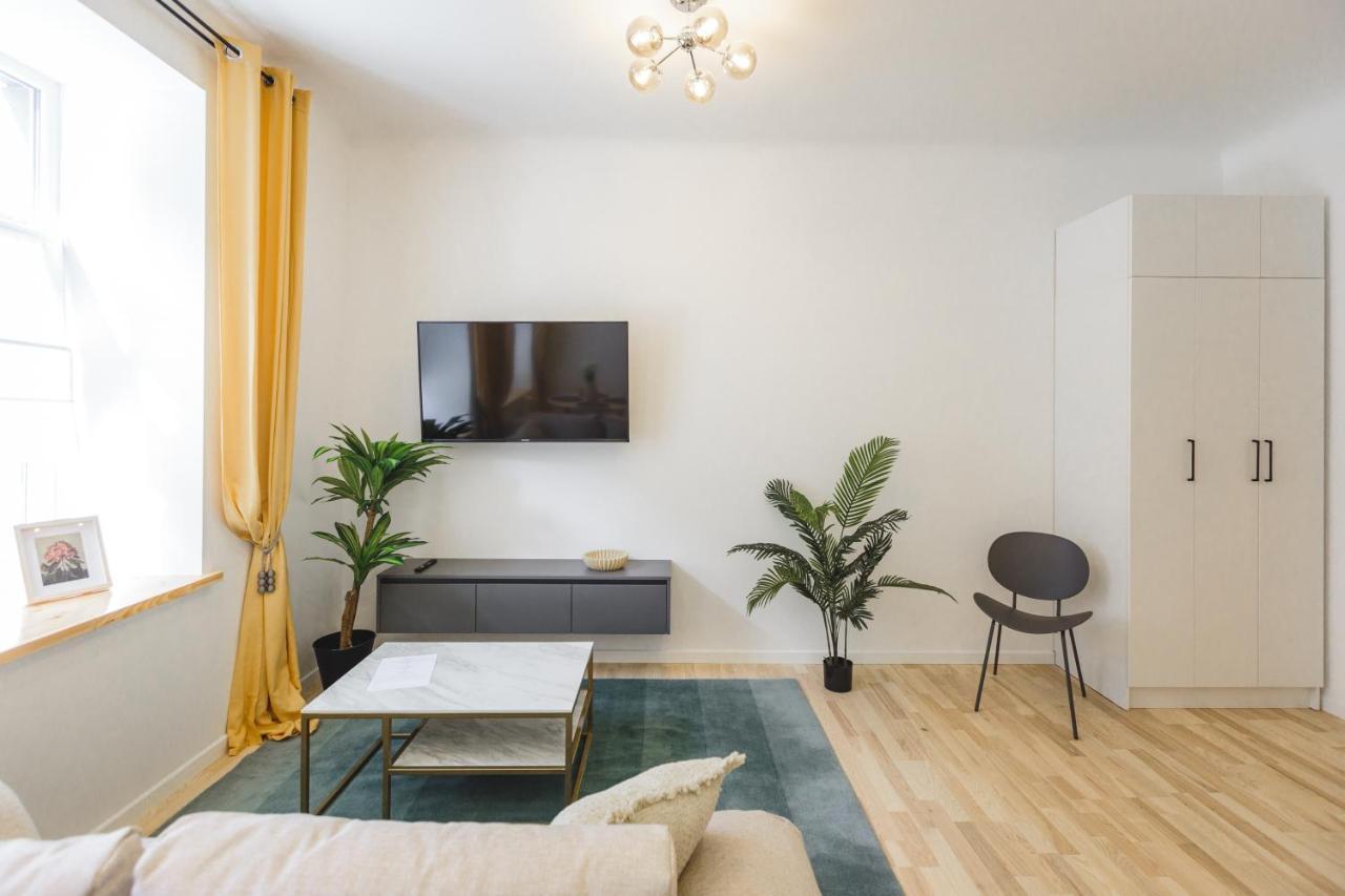 1212 Apartments With Free Parking 里加 外观 照片