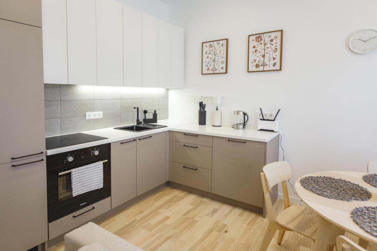 1212 Apartments With Free Parking 里加 外观 照片